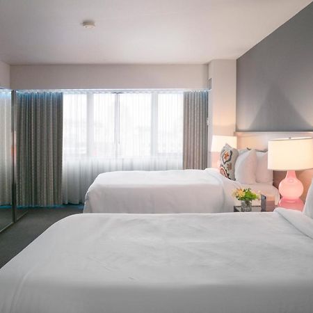 Hotel Murano Tacoma Bagian luar foto A room at the hotel
