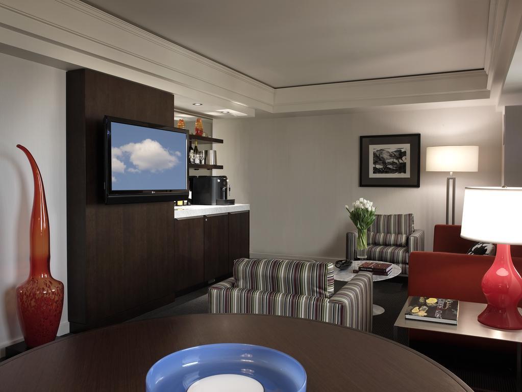 Hotel Murano Tacoma Bagian luar foto A suite at the Renaissance Boston Harborview Hotel