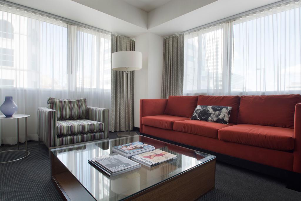Hotel Murano Tacoma Bagian luar foto A living room at the hotel