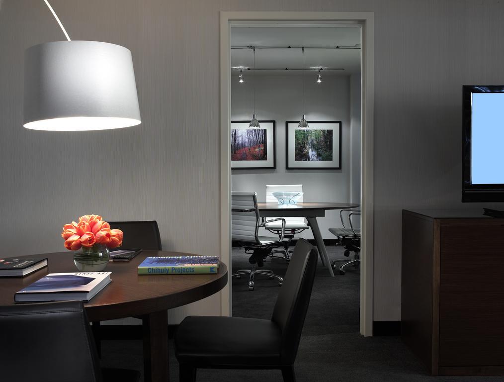 Hotel Murano Tacoma Bagian luar foto The interior of a typical suite at the Westin
