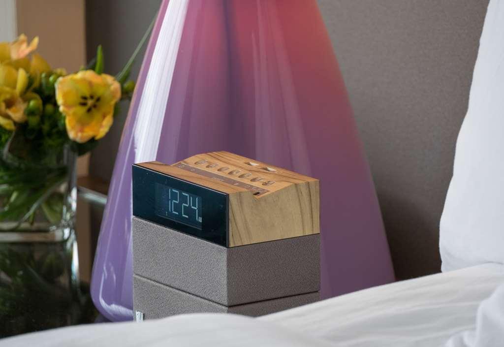 Hotel Murano Tacoma Ruang foto The new alarm clock