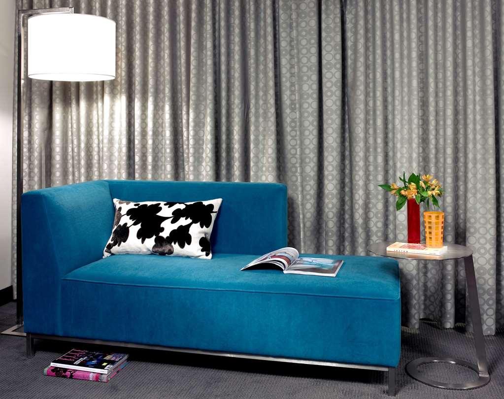 Hotel Murano Tacoma Ruang foto A blue chaise longue