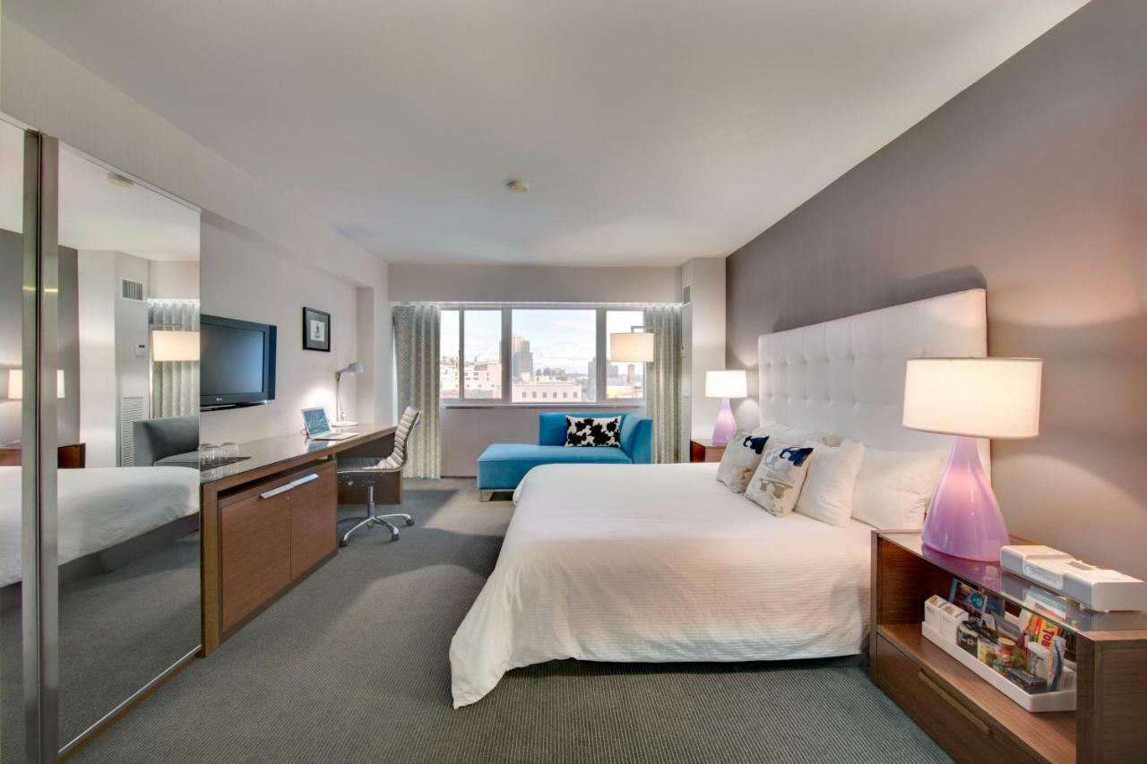 Hotel Murano Tacoma Bagian luar foto A room at the Hotel Commonwealth