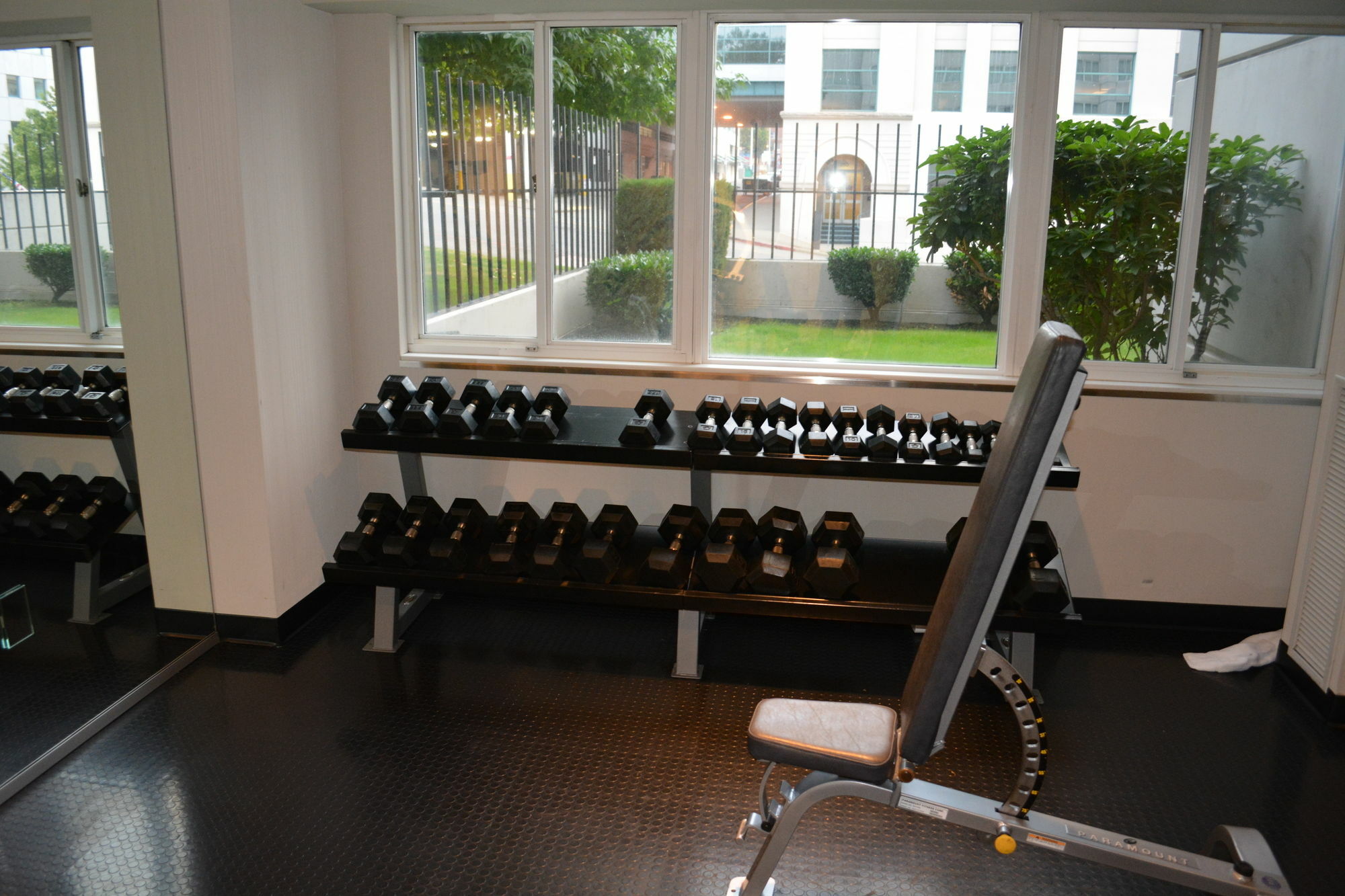 Hotel Murano Tacoma Bagian luar foto Dumbbells on a rack